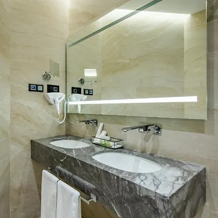 فندق Zeneva Lux 4*