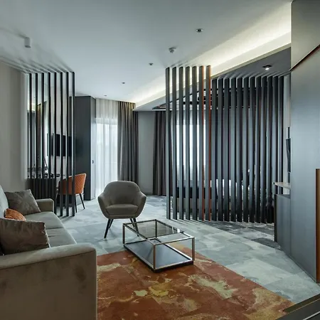 Zeneva Lux فندق كراغوييفاك