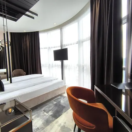 Zeneva Lux فندق كراغوييفاك