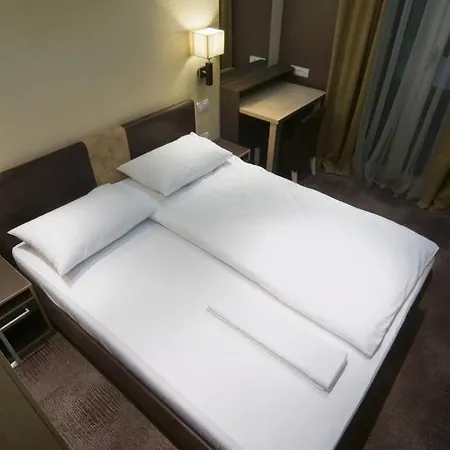 Zeneva Lux فندق 4*